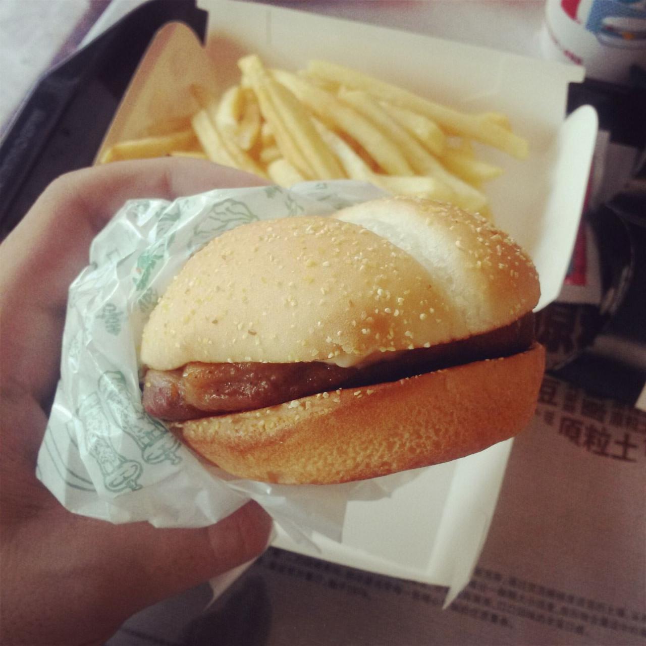 鸡腿汉堡和薯条