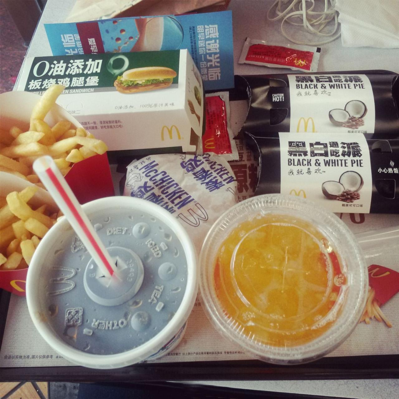 可乐，橙汁、薯条、鸡腿汉堡、黑白通吃派全家福