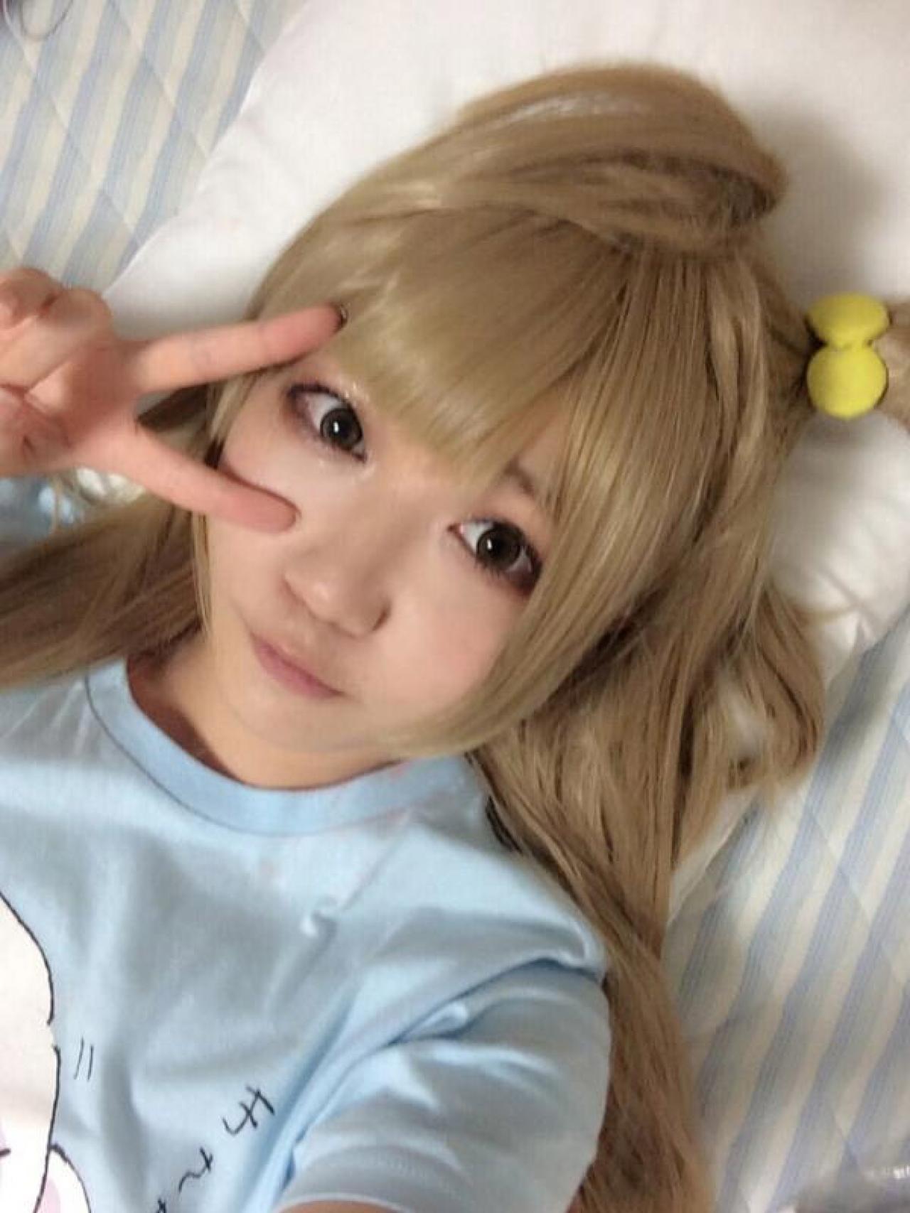 橘猫汰躺在床上剪刀手自拍照