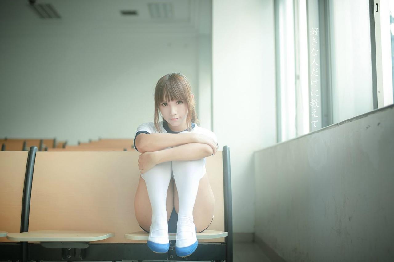 小薇薇坐在阶梯教室第一排的椅子上