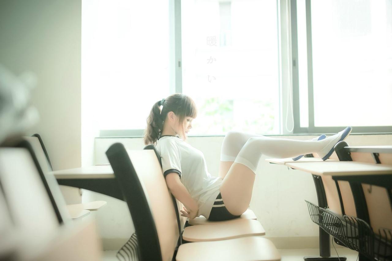 小薇薇侧躺在椅子上