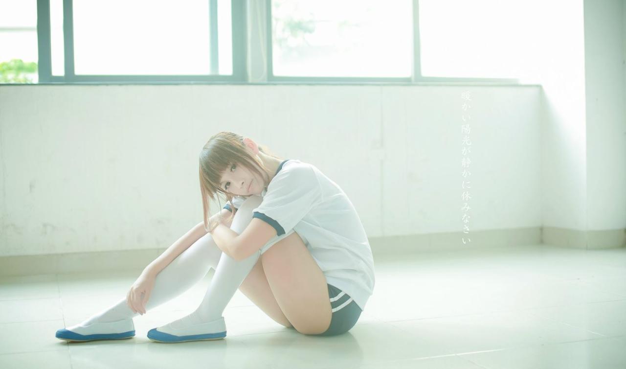 小薇薇双手抱着膝盖坐在教室地板上