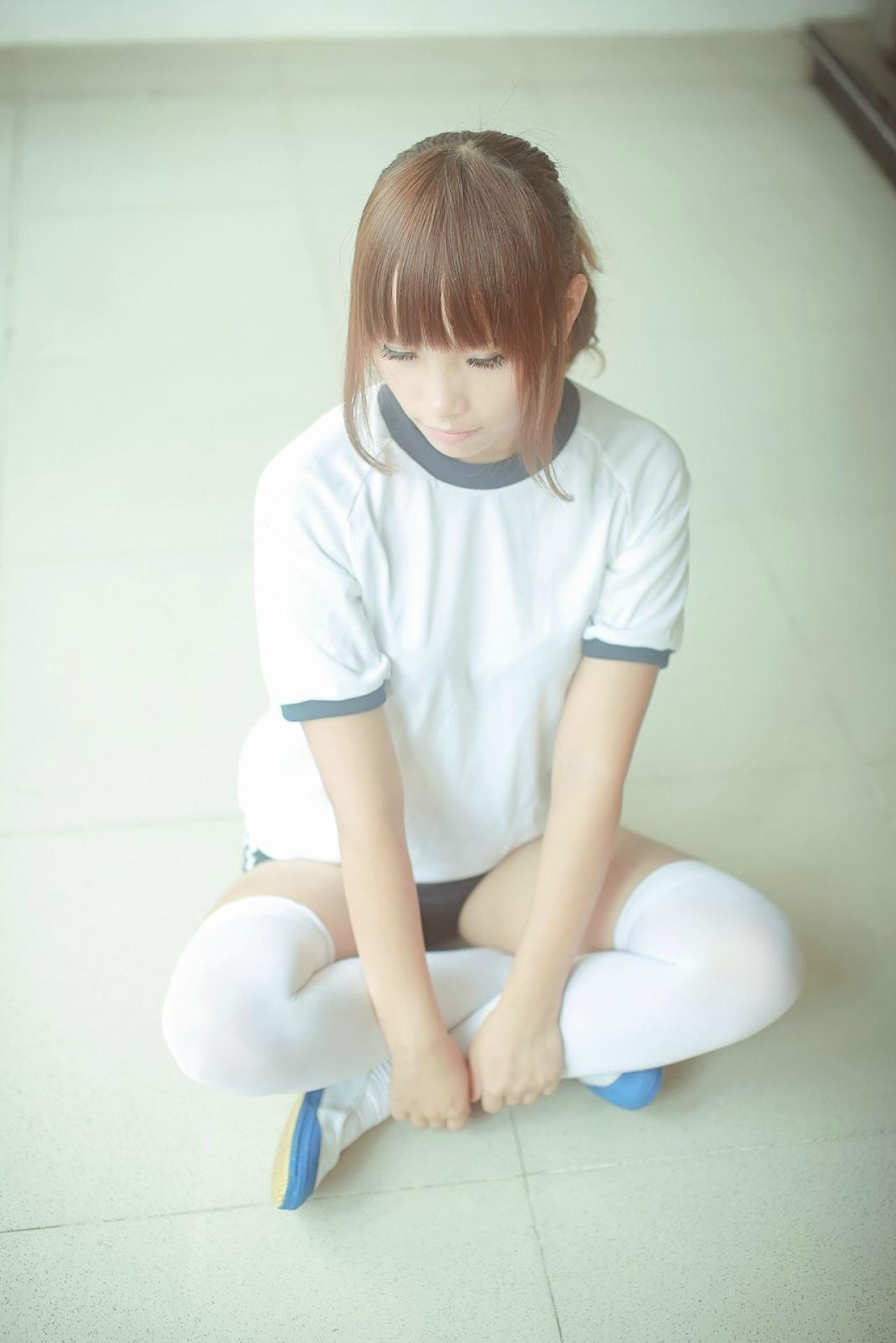 小薇薇坐在教室地上