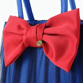 蓝色柯南挎包的红色蝴蝶结装饰