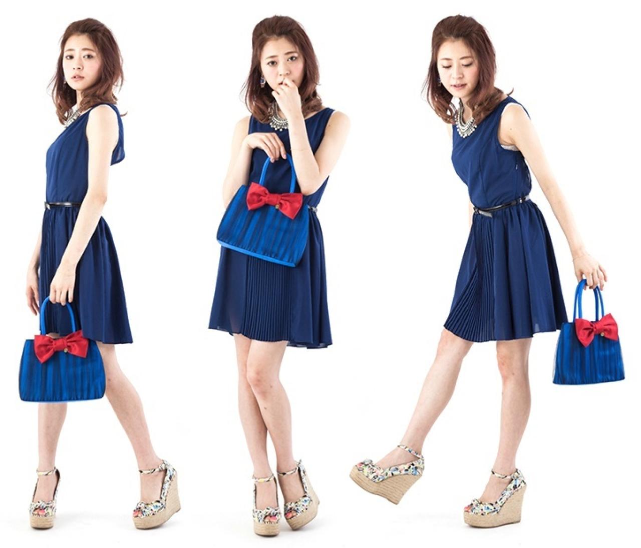 萌妹子拿着蓝色柯南挎包的穿戴效果