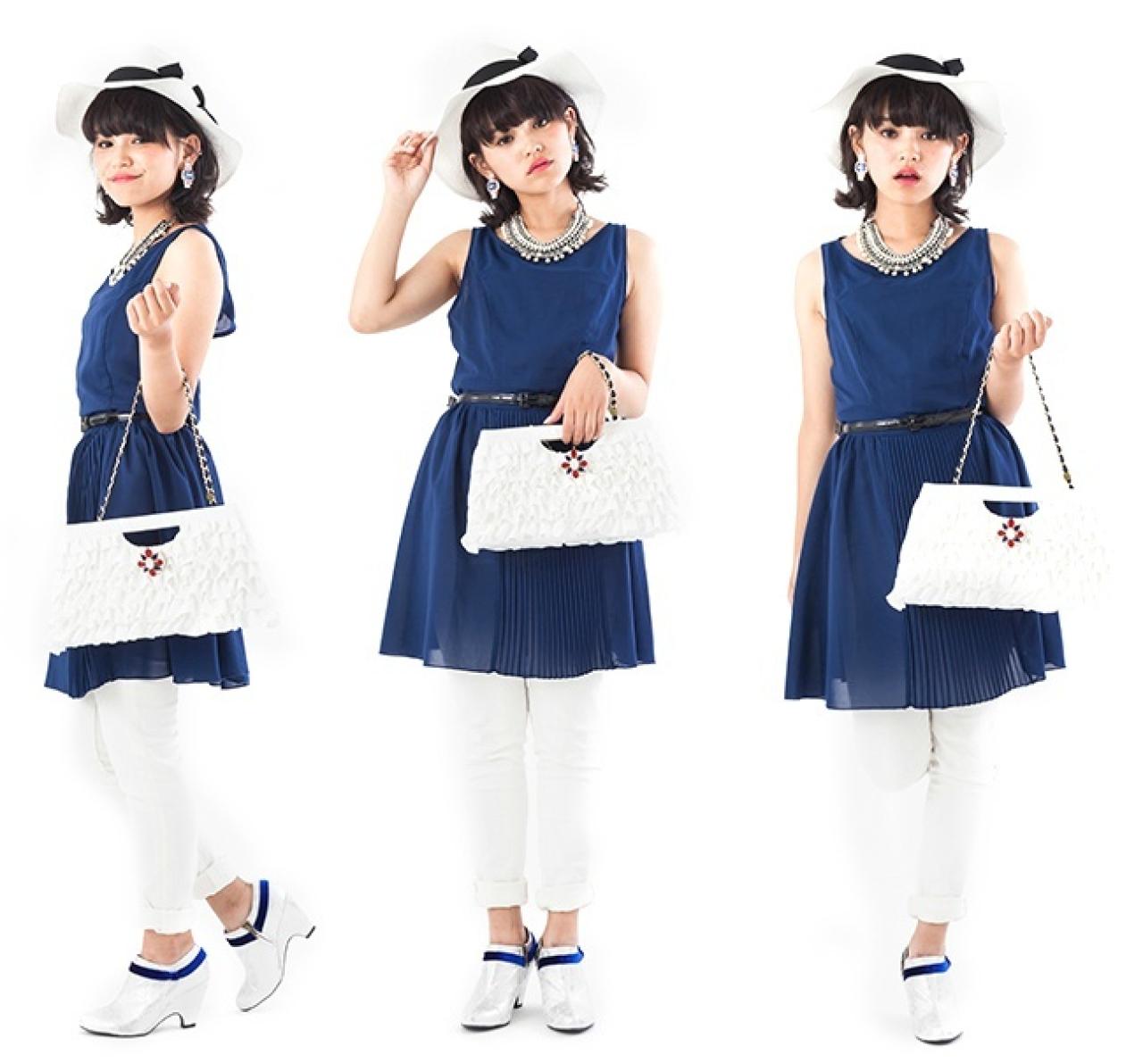 萌妹子拿着白色怪盗基德挎包的穿戴效果