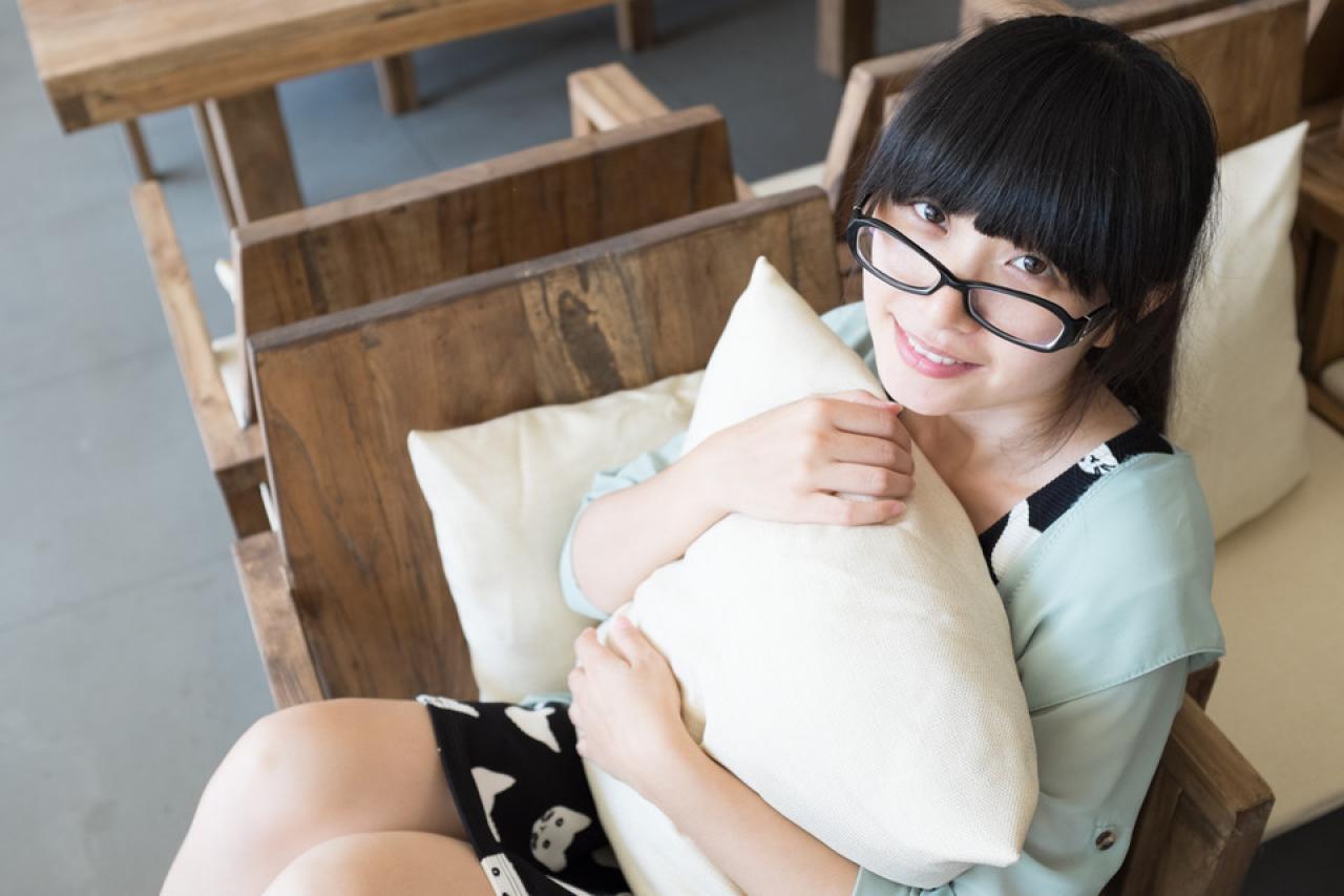 抱着枕头的萌妹子