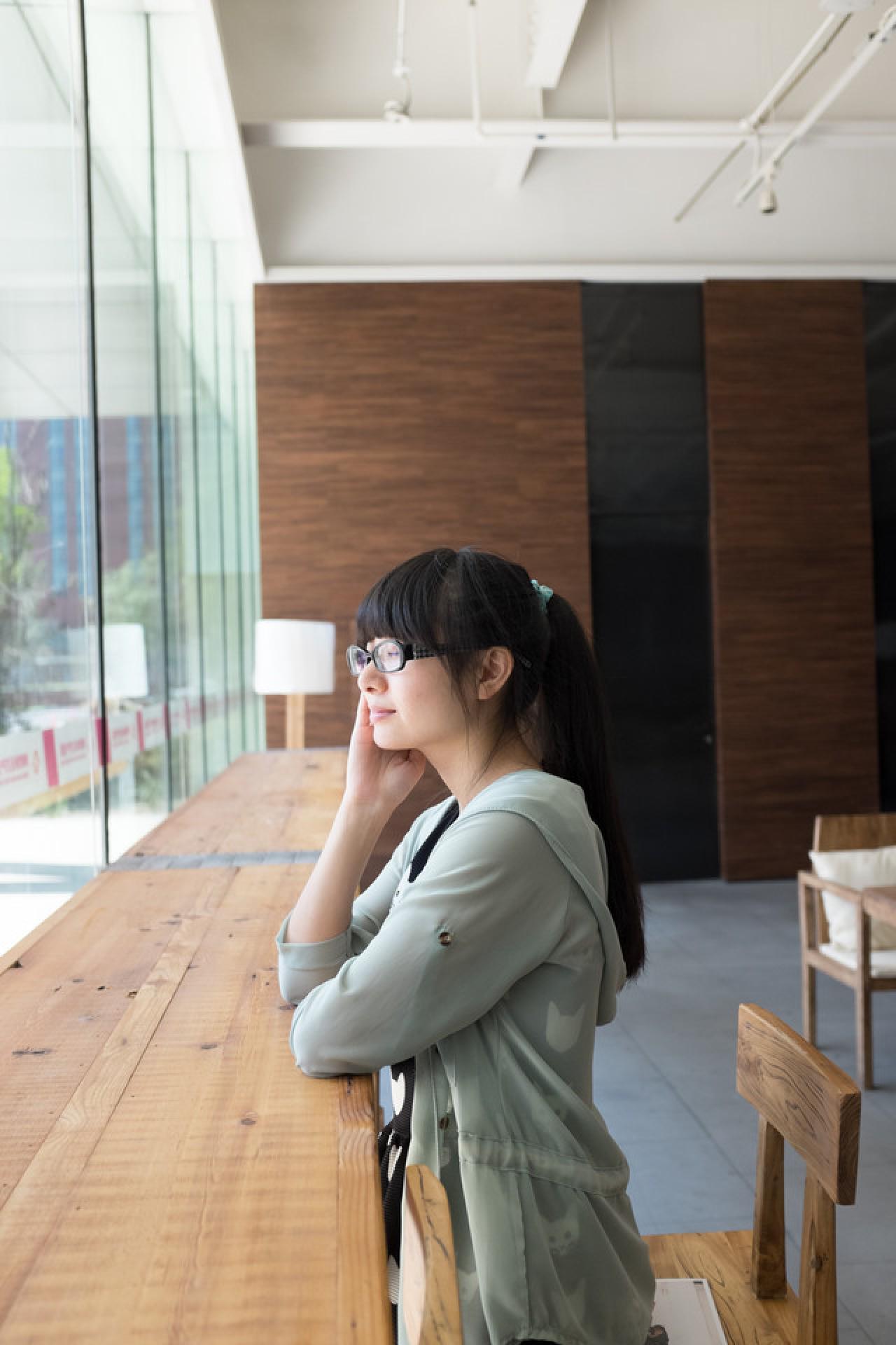 坐在窗边，闭眼沉思