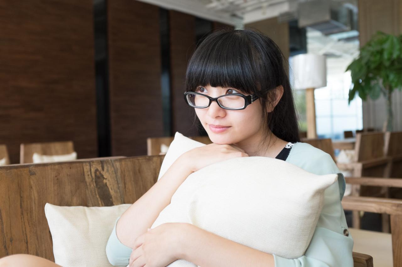 抱着枕头看着窗外