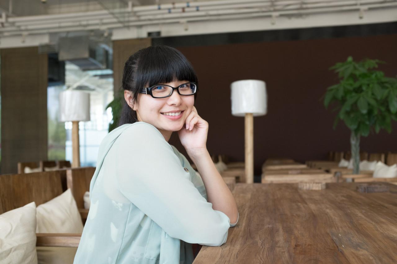 扒在桌子上，手撑着头