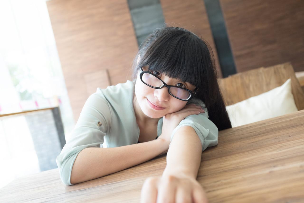 萌妹子一手向前，一手扶着胳臂，枕着胳臂