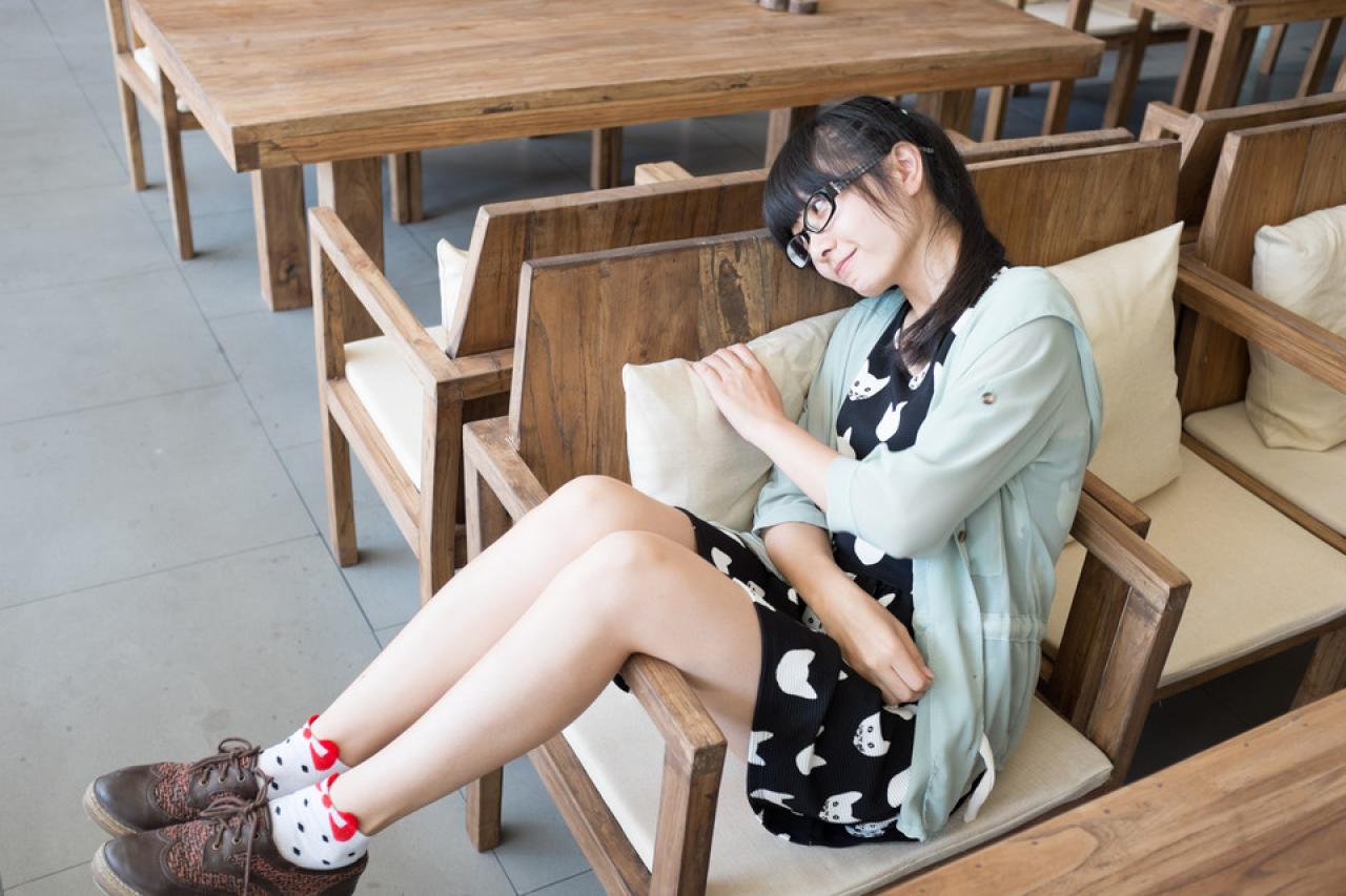 萌妹子靠坐在椅子上