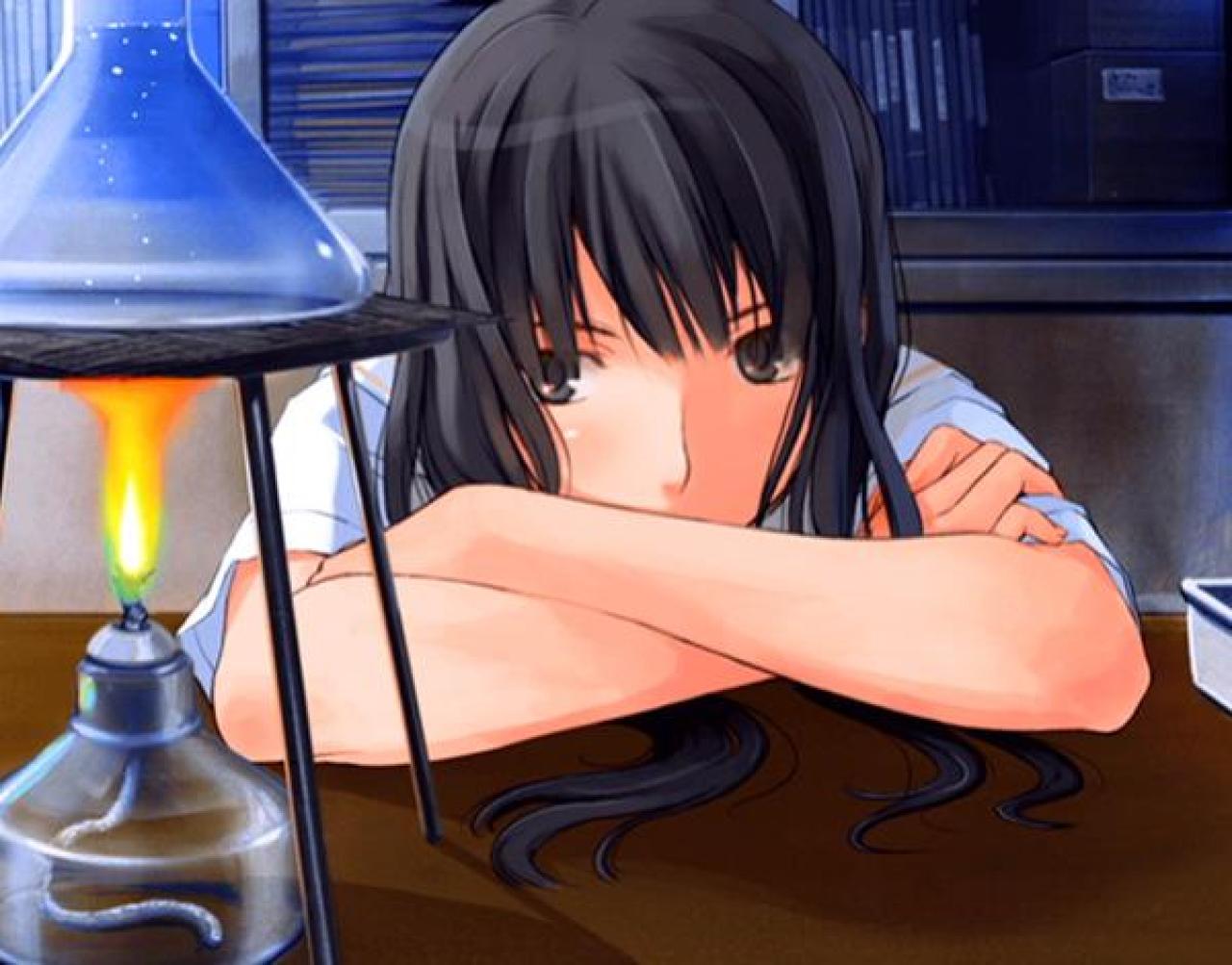 动漫《君吻》中女主人公二见瑛理子，喜欢用酒精灯煮咖啡。图为其扒在桌子上，正在用酒精灯的场景。虚构场景，请勿模仿