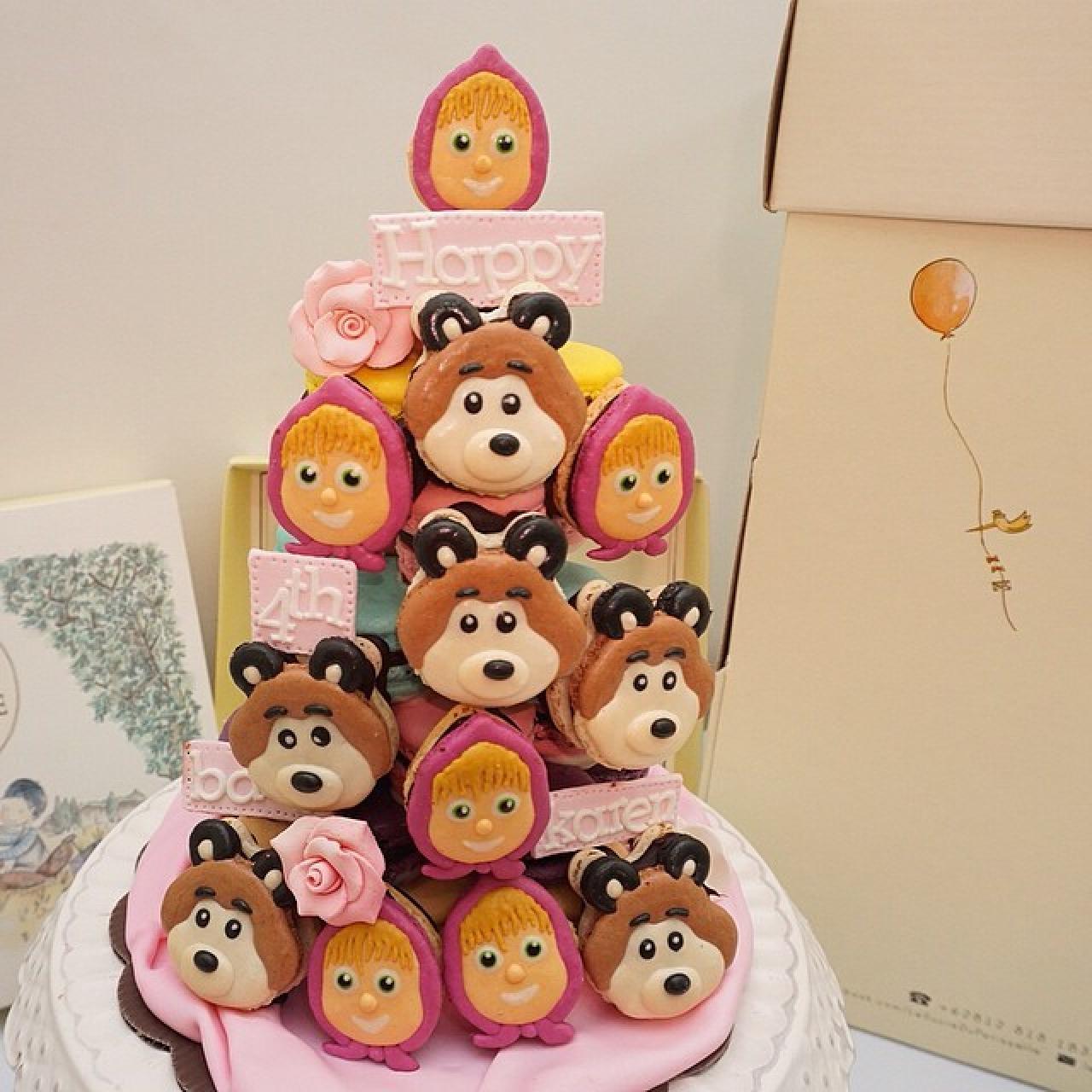 送给四岁女儿的小熊和她自己画像组合的马卡龙生日蛋糕