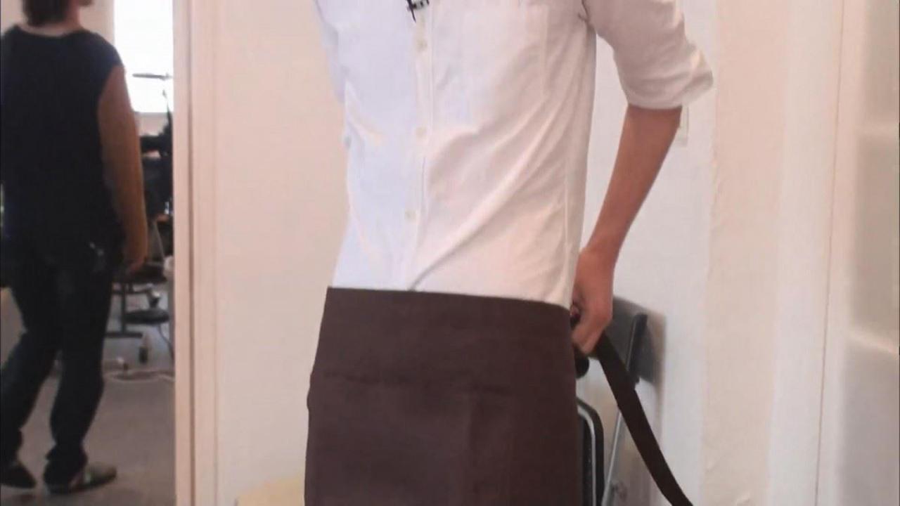 江口拓也围上了褐色围裙