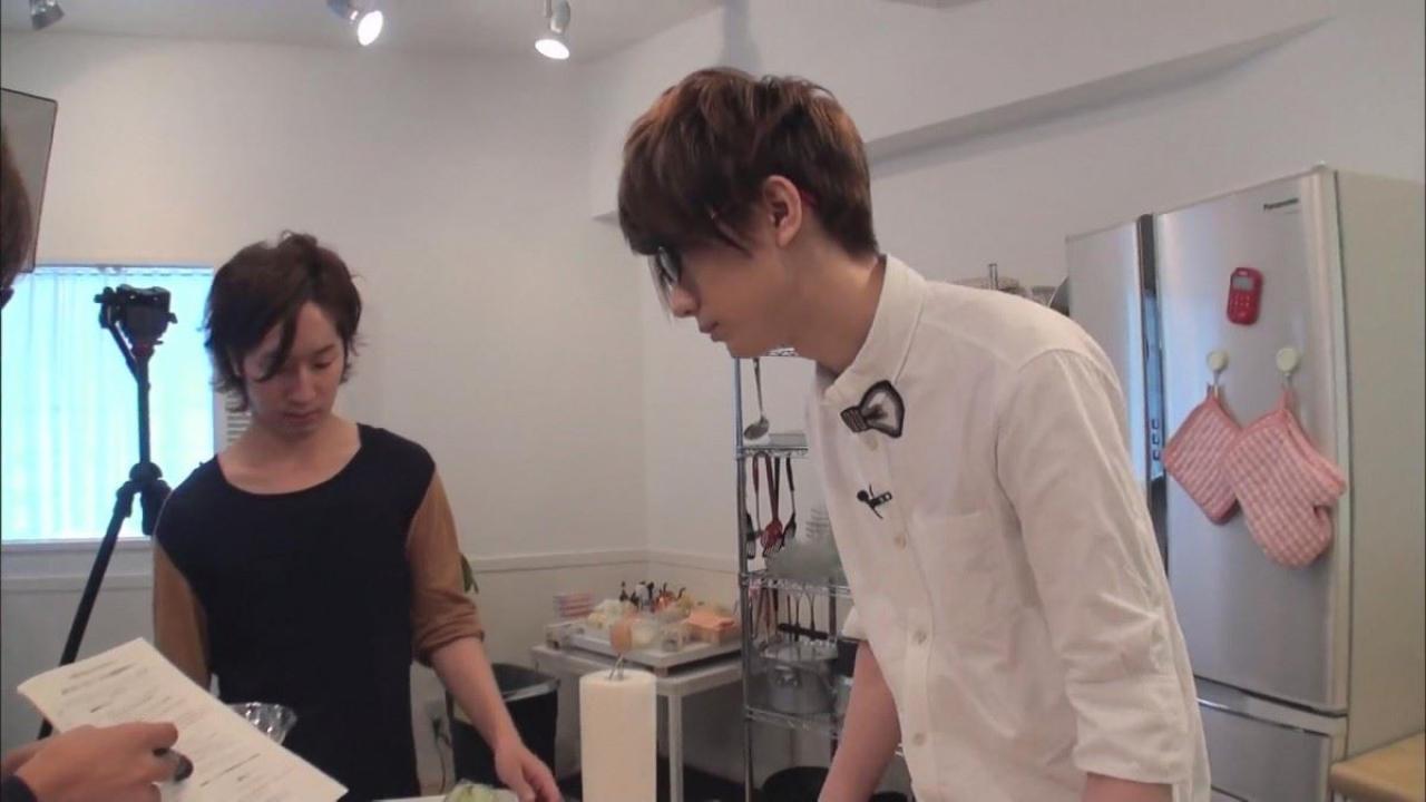 江口拓也听工作人员讲剧本