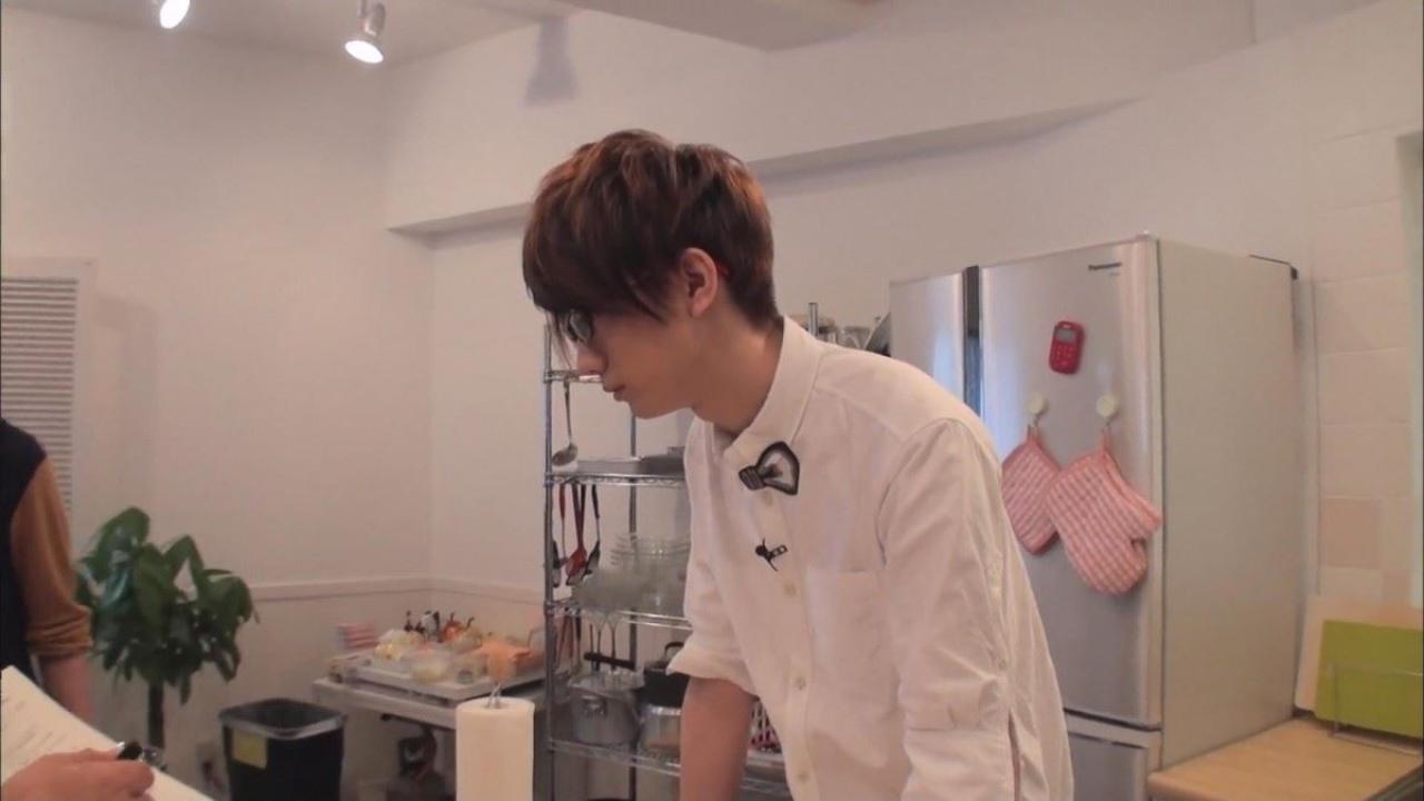 江口拓也听得很用心，一连点头称是