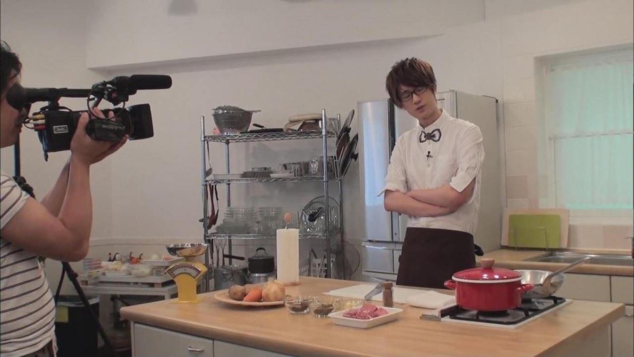 江口拓也双手叠放在腰间耍帅