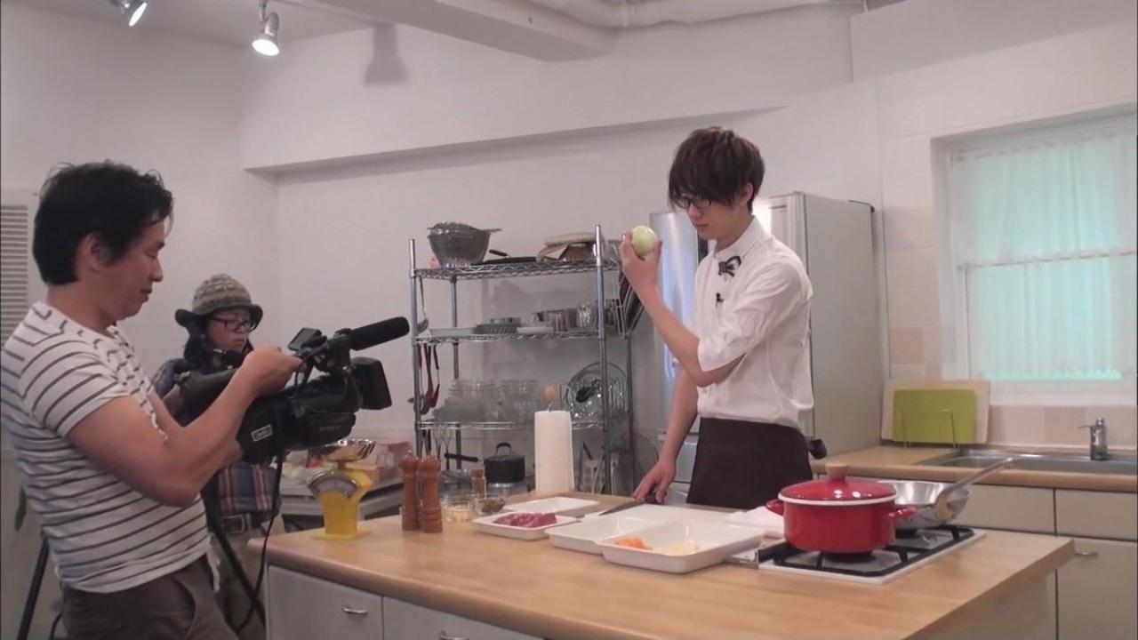 江口拓也拿起一个苹果