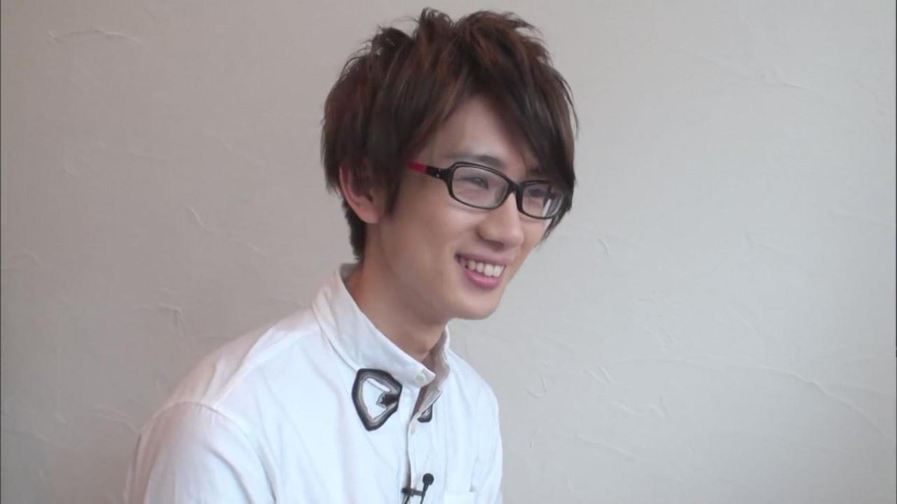 江口拓也微笑的露出上面很整齐的牙齿