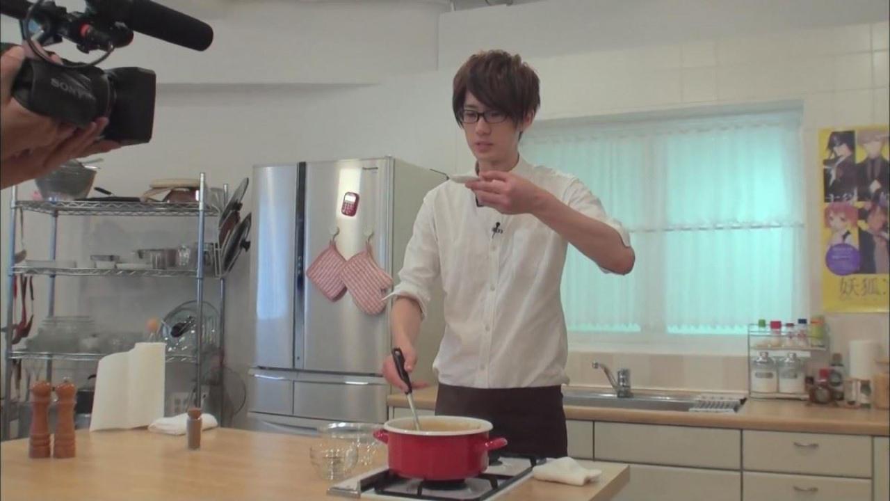 江口拓也端起小碟子，品尝了一口自己的咖喱