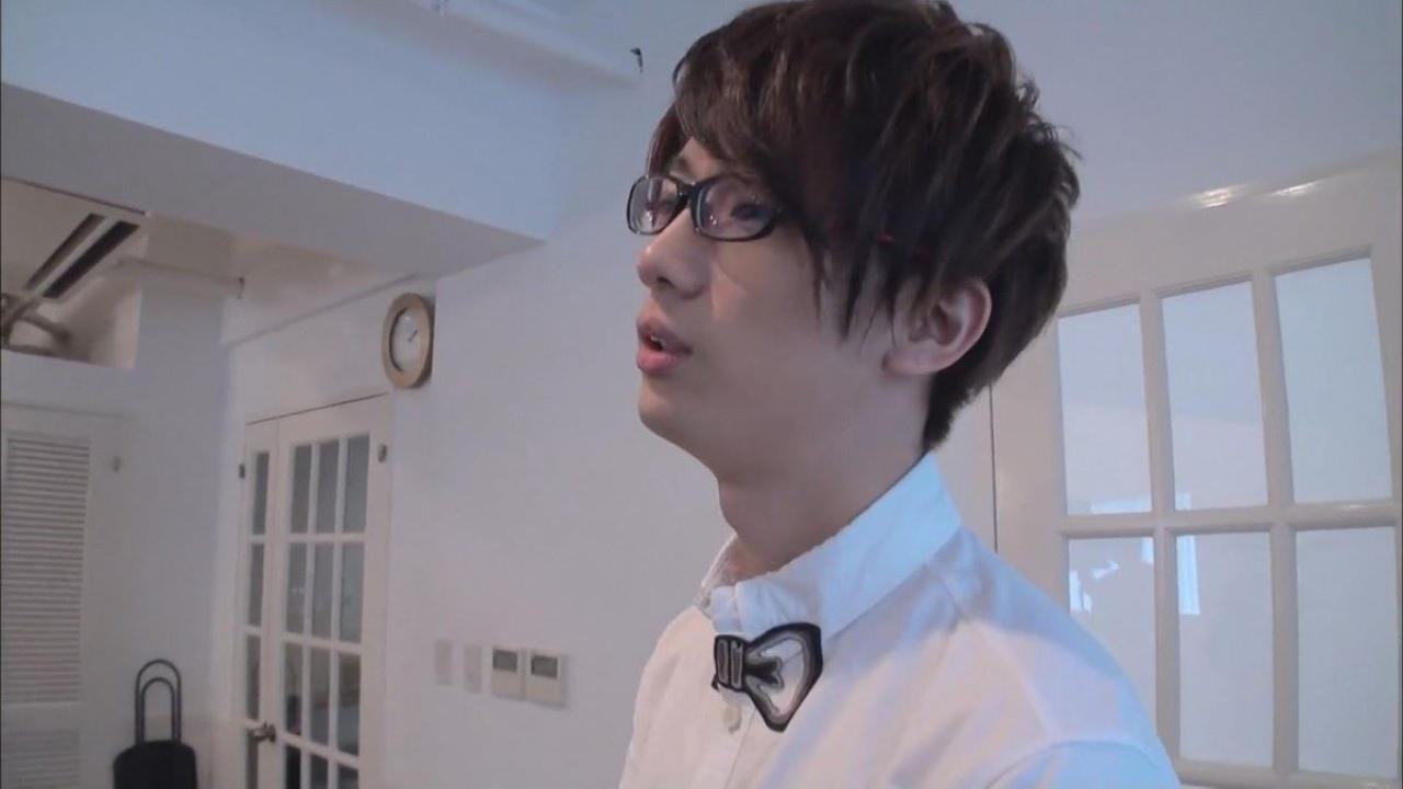 江口拓也录制时的侧面脸部