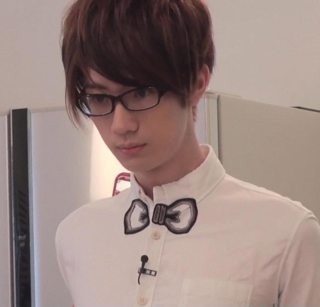 江口拓也在拍摄前的紧张神情，不忘记偷瞄一眼摄像机