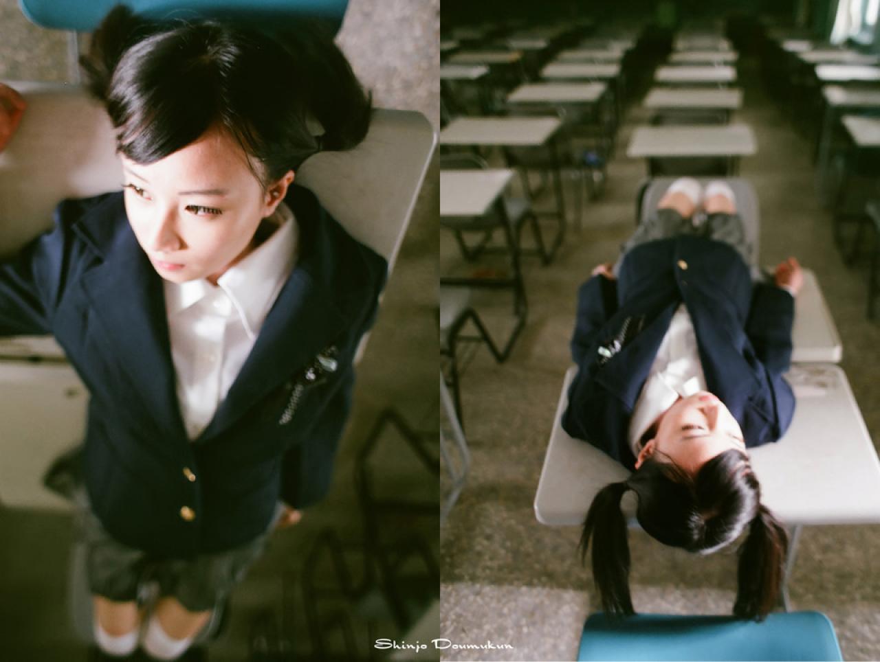 萌少女躺在课桌上