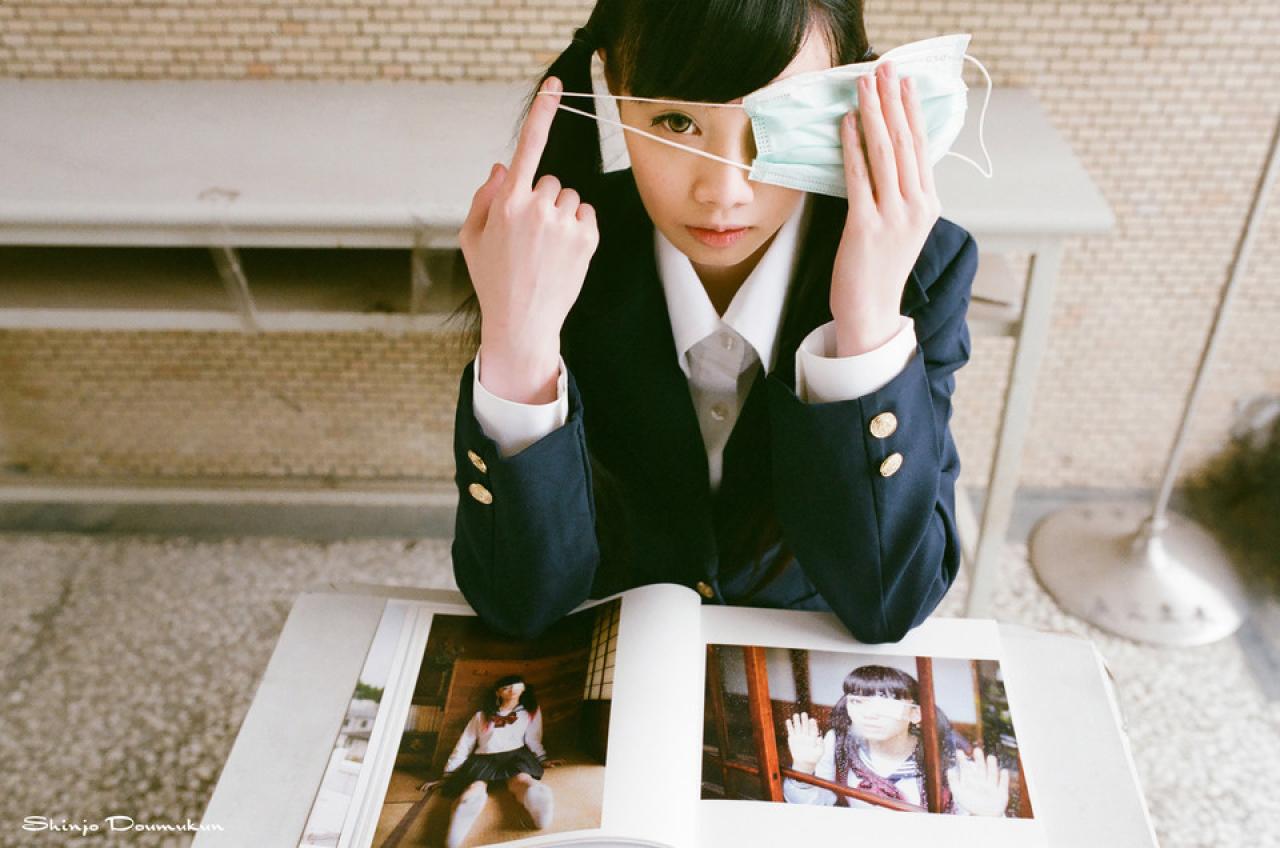 萌少女用口罩遮住一只眼睛