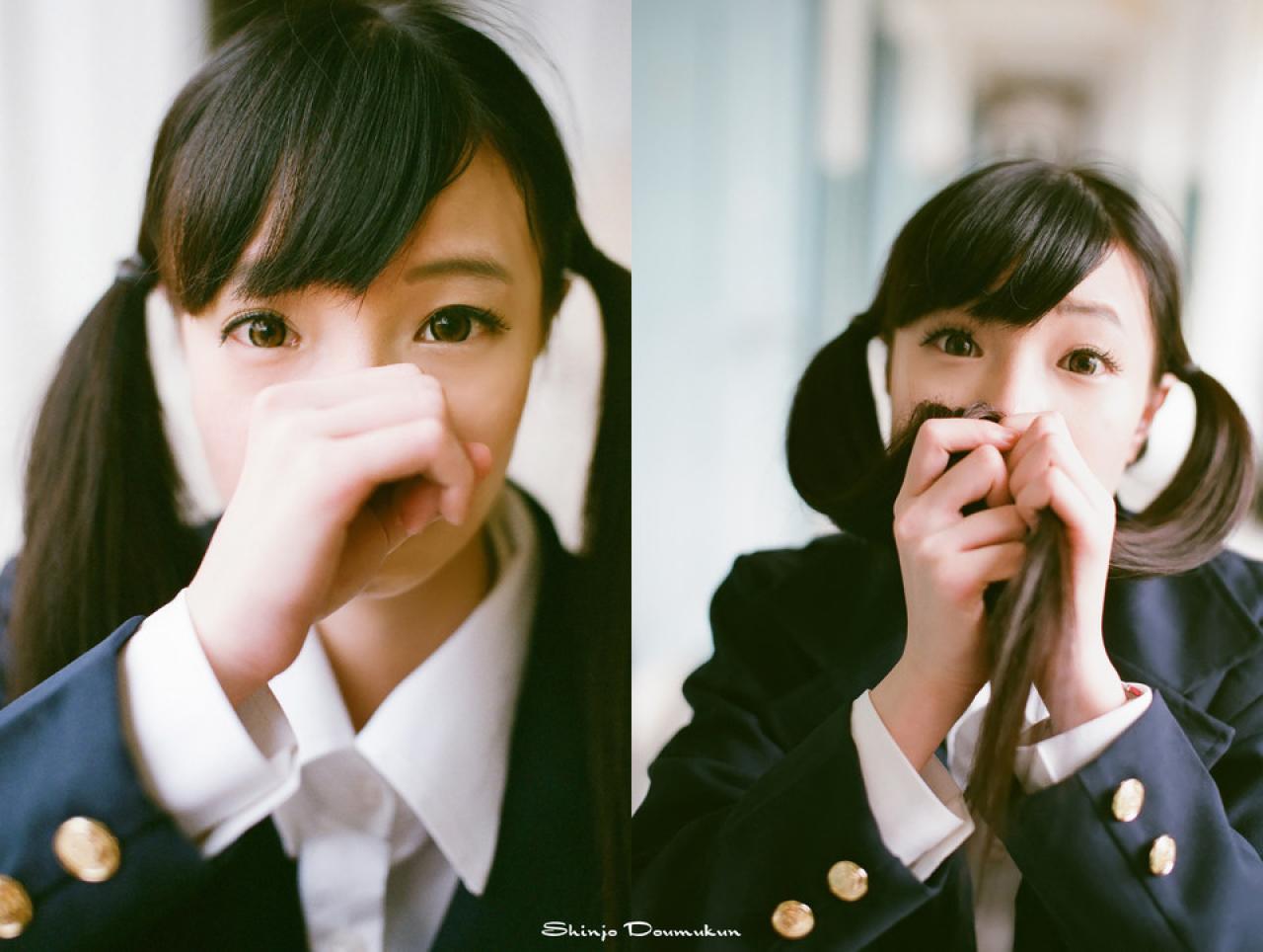 萌少女收握拳和双手抓起双马尾的姿势