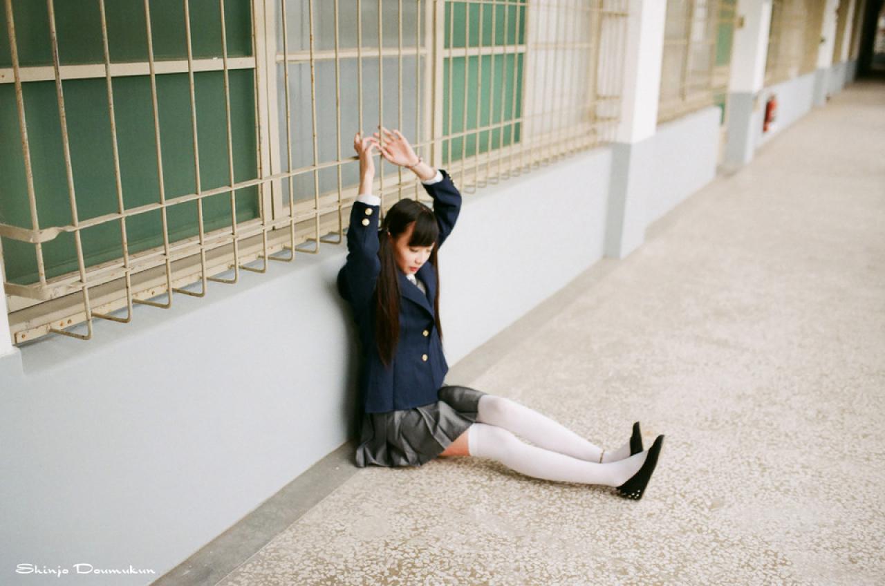 萌少女靠坐在走廊的情景