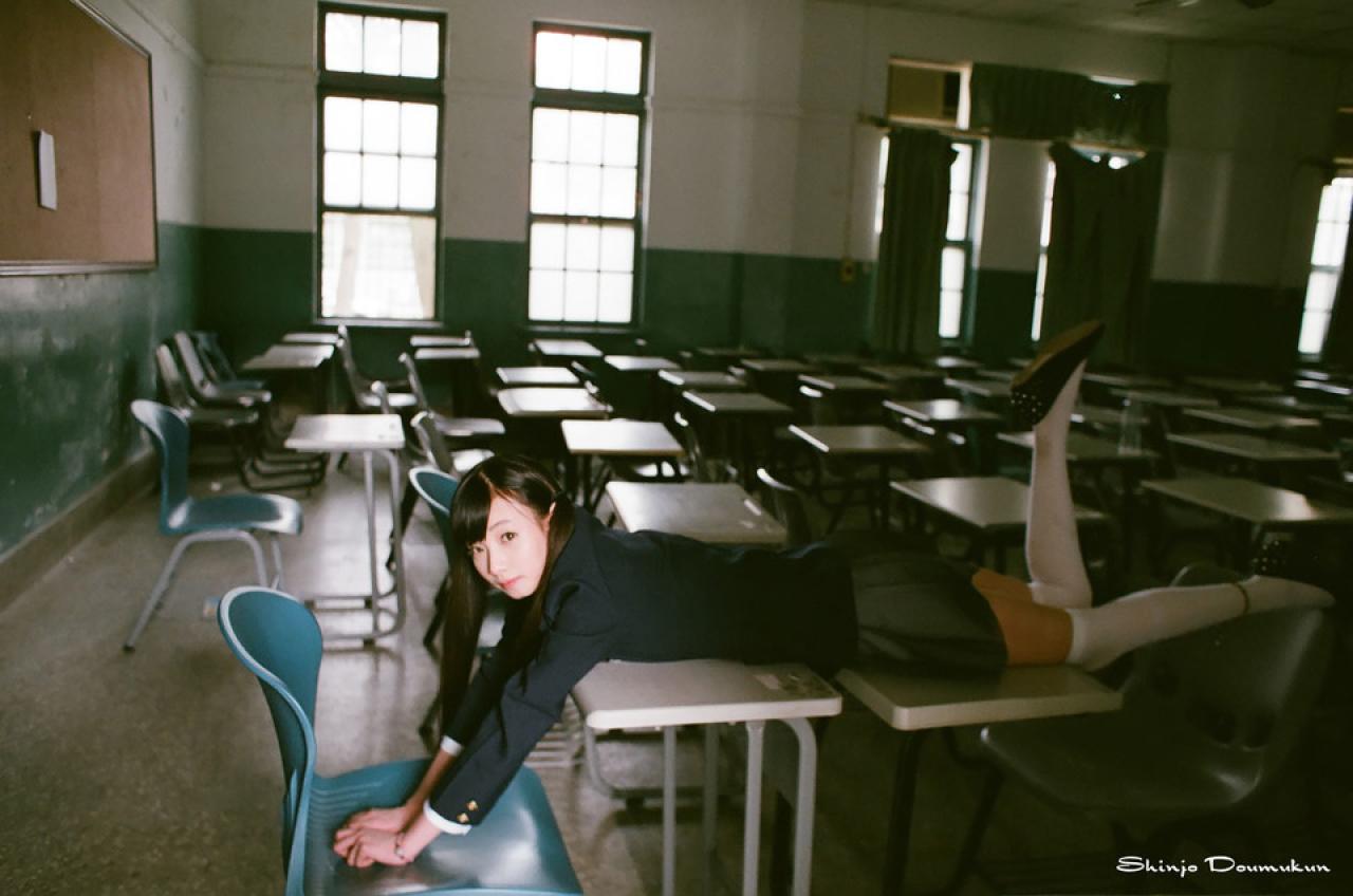 少女扒在两个并到一起的桌子上