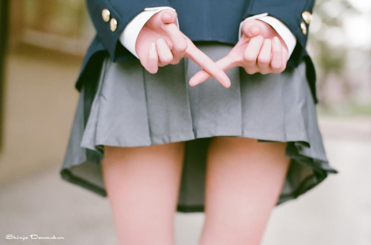 萌少女双手背后，伸出食指打了一个叉号手势