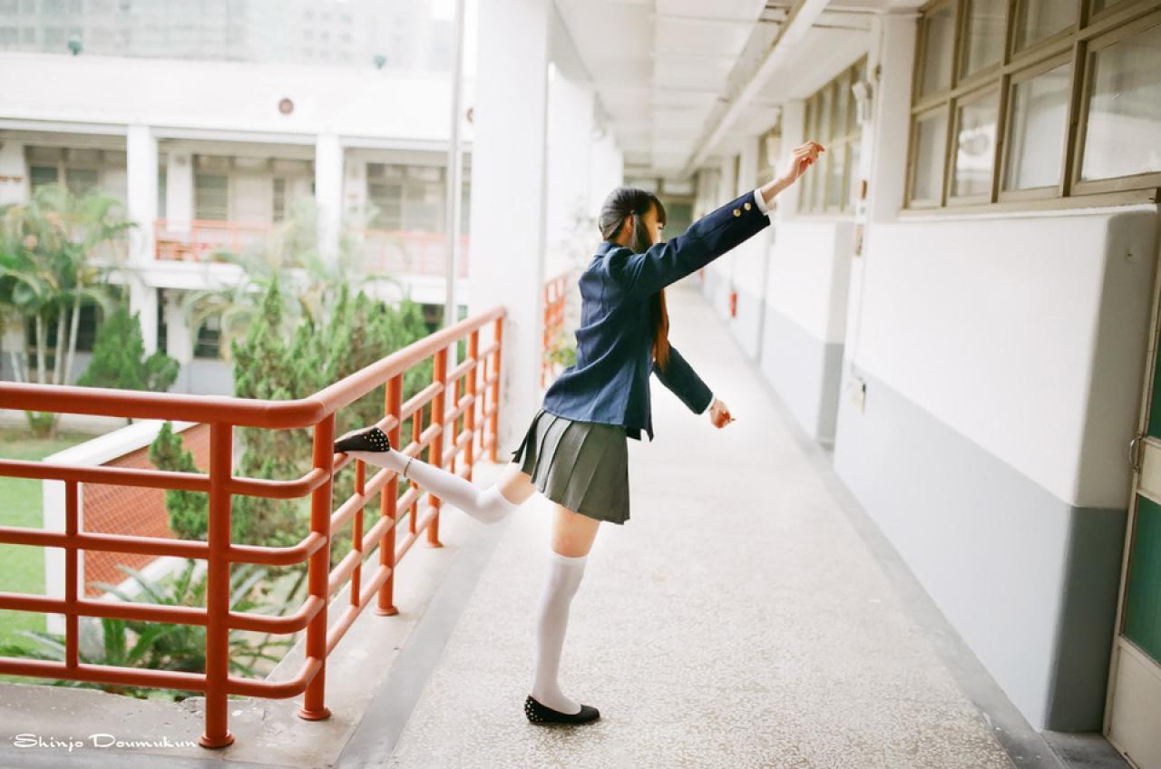 萌少女一只脚抬到栏杆上