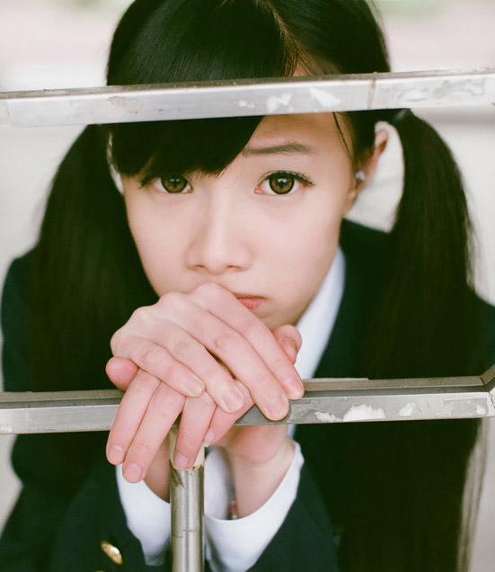 扒在指示标上的双马尾少女 新城童夢拍摄