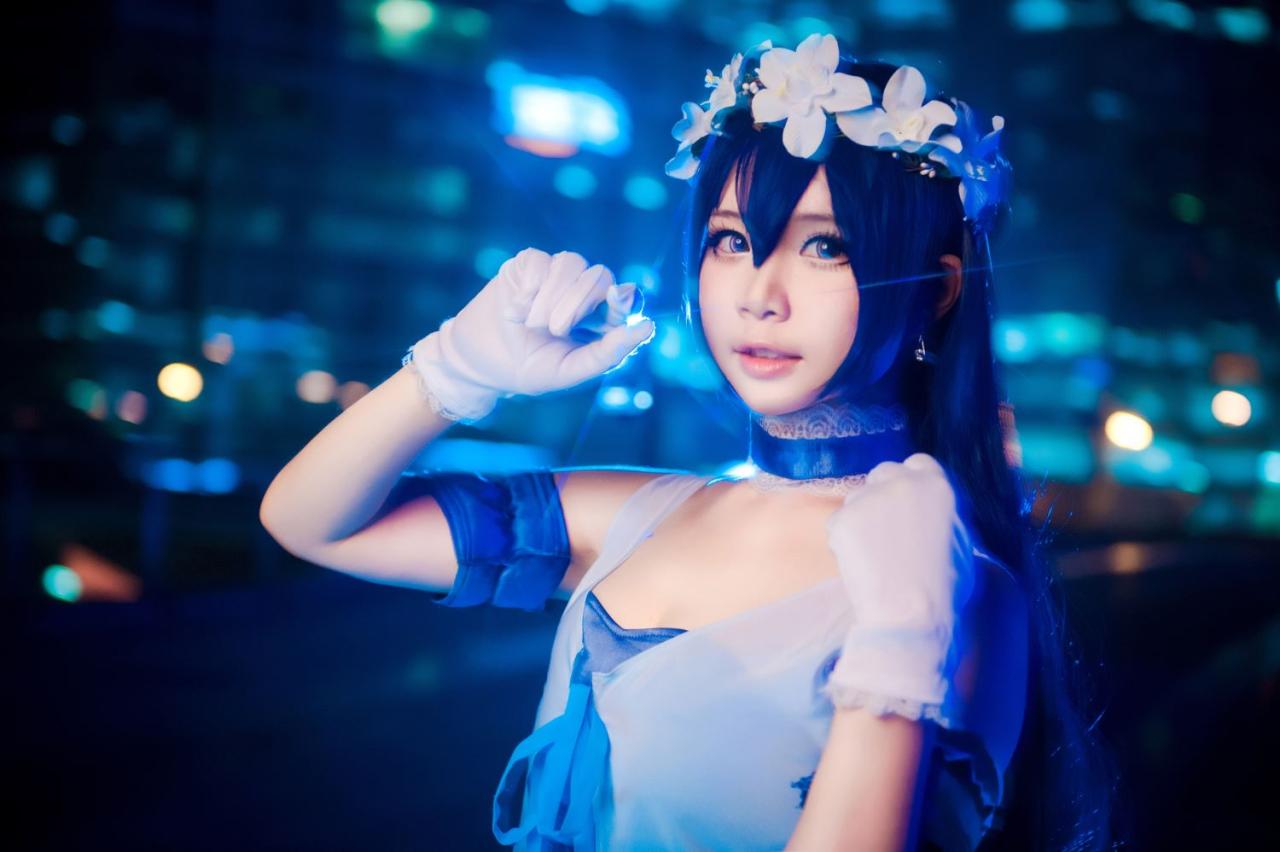 甜点点扮演园田海未捏着闪烁着光芒的耳环上半身照