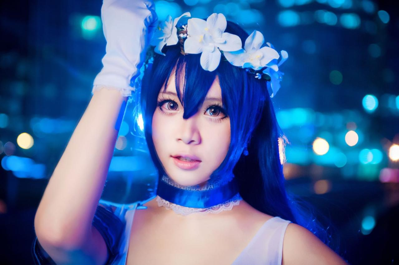 甜点点扮演园田海未作加油手势