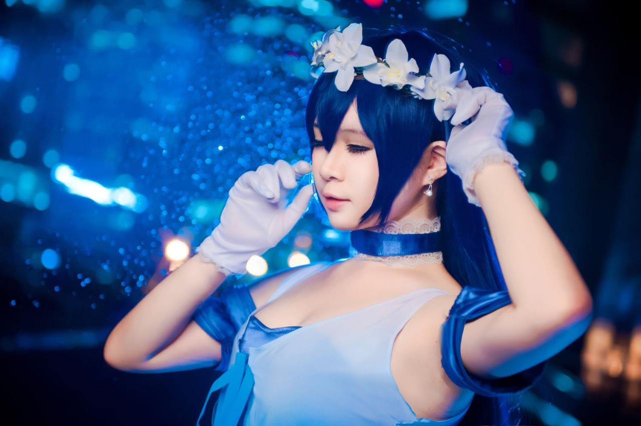 甜点点扮演园田海未扶着花环，闭眼戴上戒指