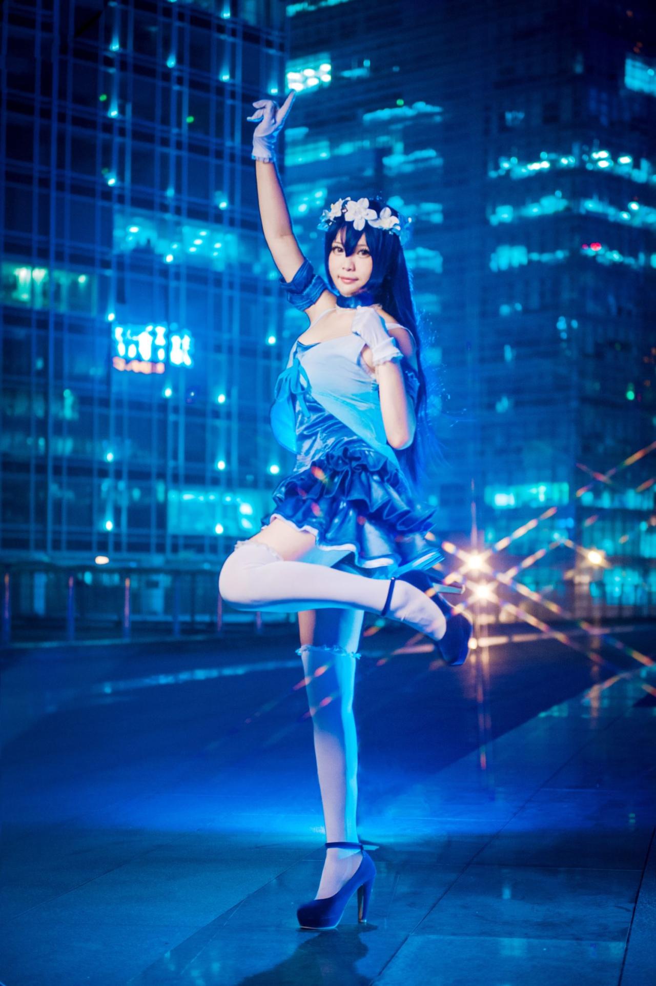 甜点点扮演园田海未站立的侧面照