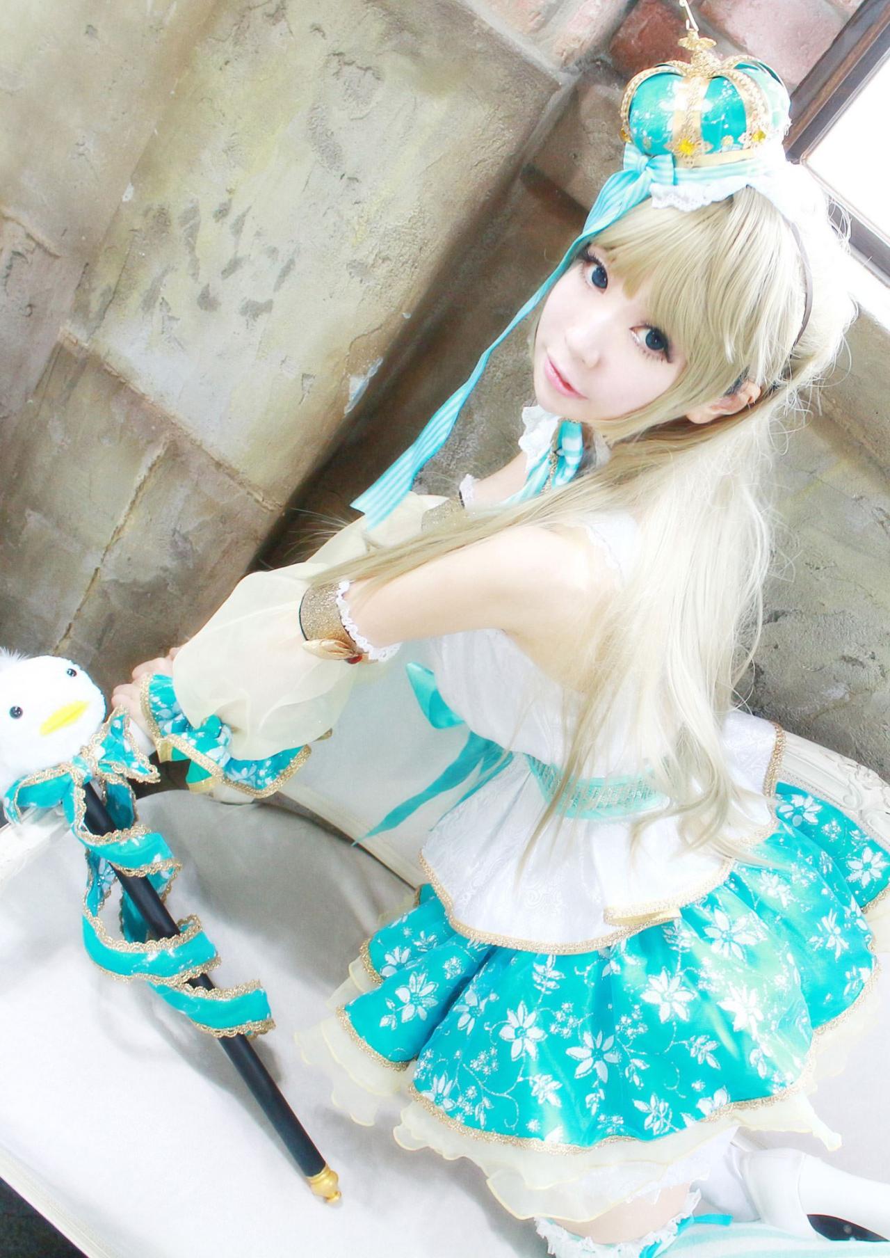 ALPPY扮演南小鸟扒在白色椅子上