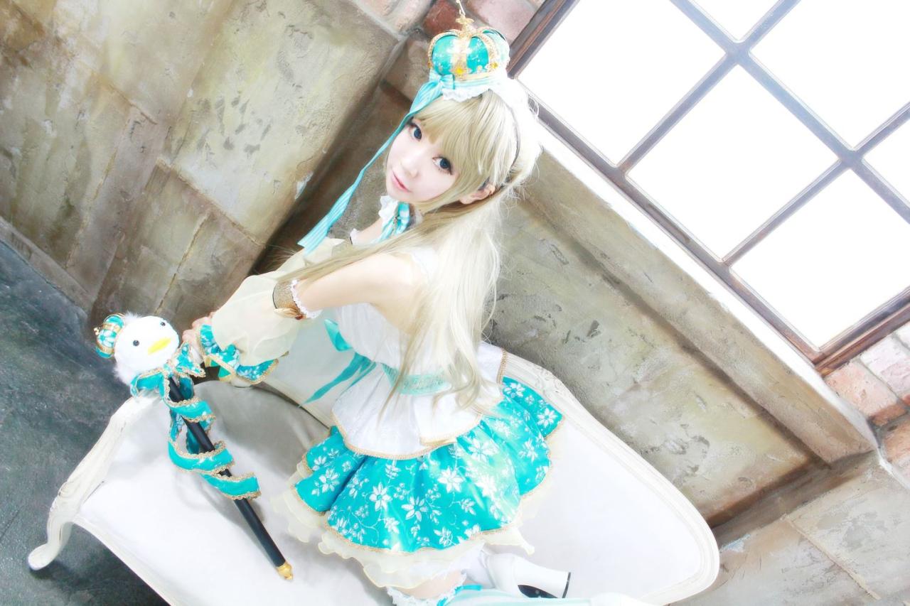 ALPPY扮演南小鸟扒在窗台下面的白色长椅上