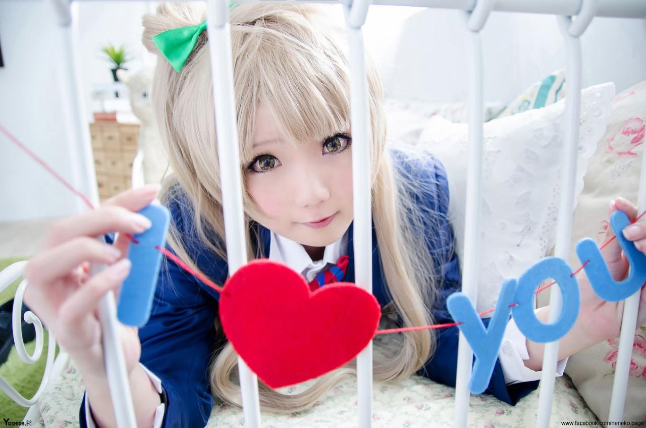 Neneko扮演南小鸟扒在沙发用红线穿出I LOVE YOU图案