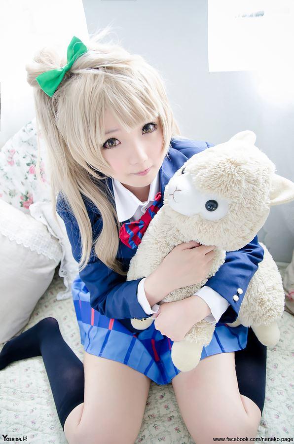 Neneko肉感少女校服南小鸟抱着一只羊驼玩偶