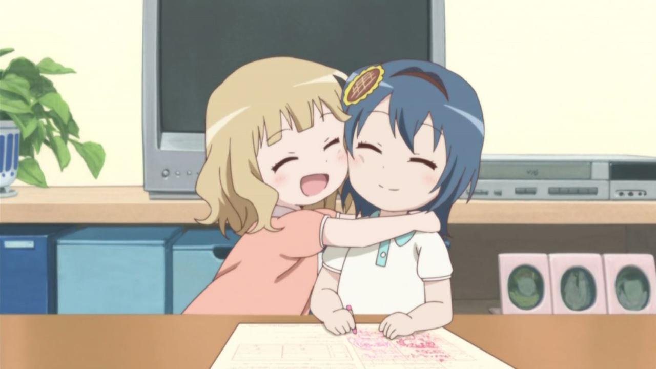 大室花子抱住正在画蜡笔画的古谷枫