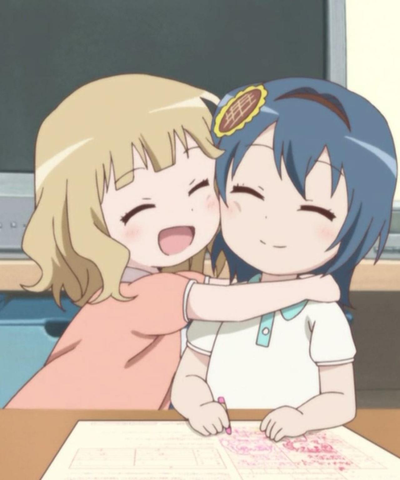 大室花子和古谷枫抱在一起