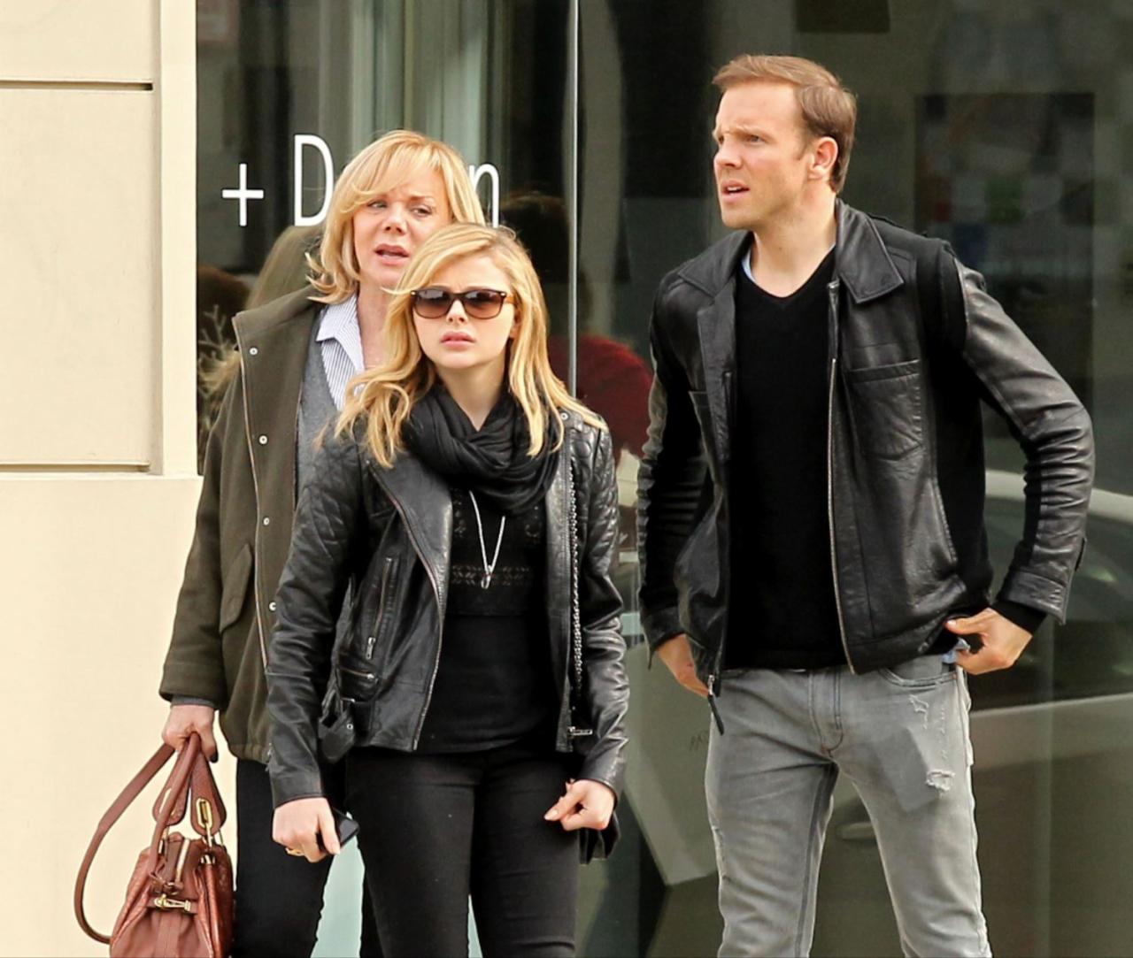 科洛·莫瑞兹和妈妈、大哥准备去吃饭，在等车