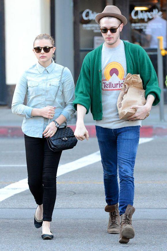 科洛·莫瑞兹与三哥都戴着墨镜从贝弗利山庄外出