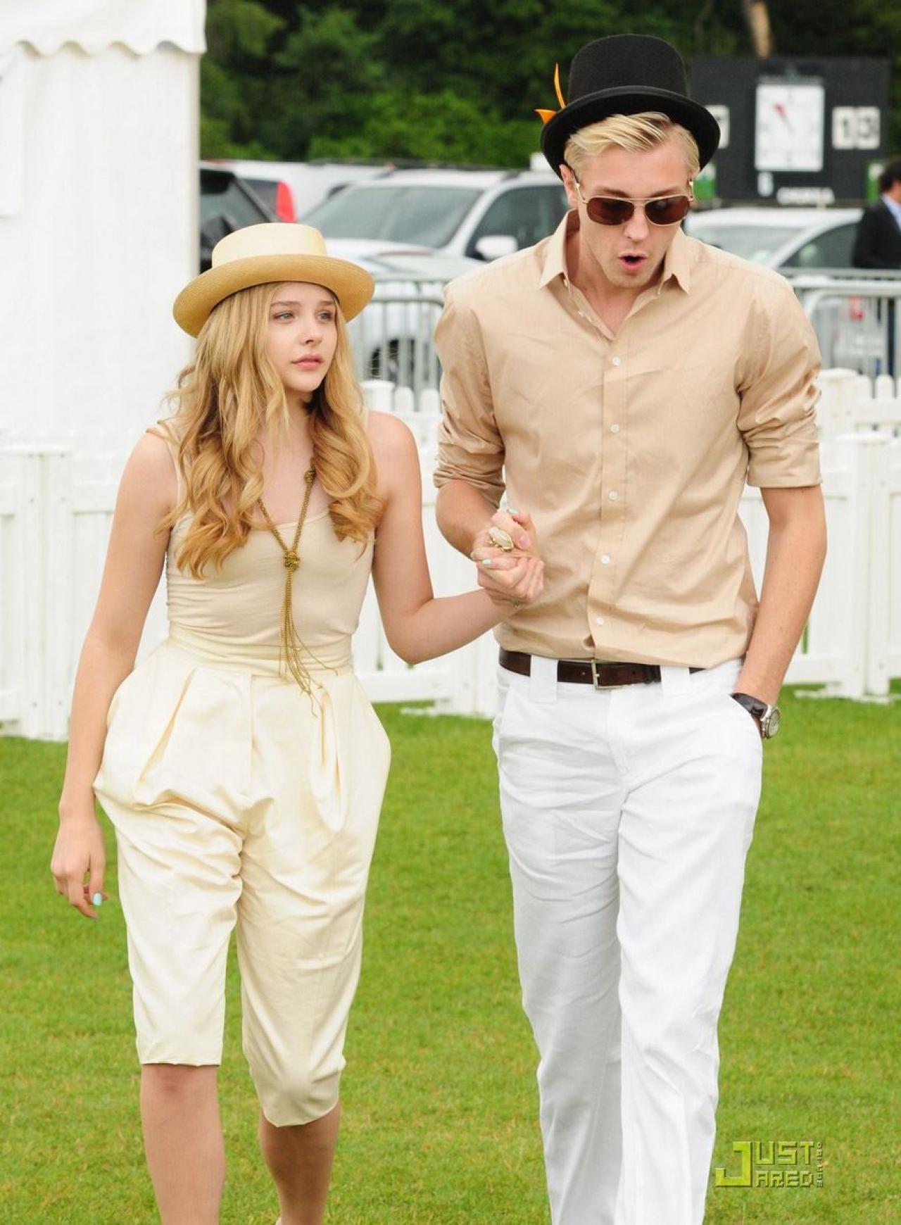 二哥牵着科洛·莫瑞兹的手走过绿草地