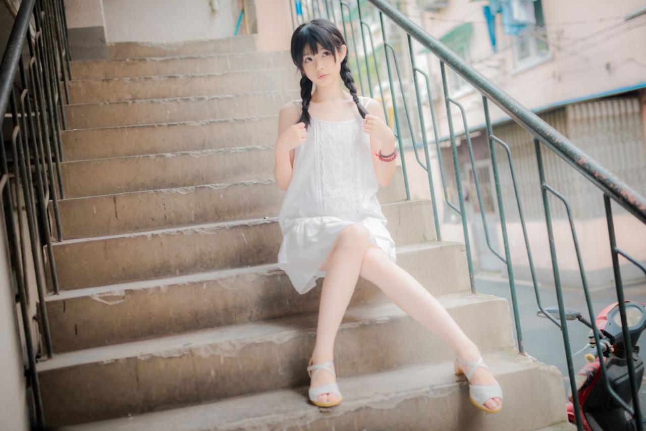 佐流双手捏着双马尾辫子坐在台阶上