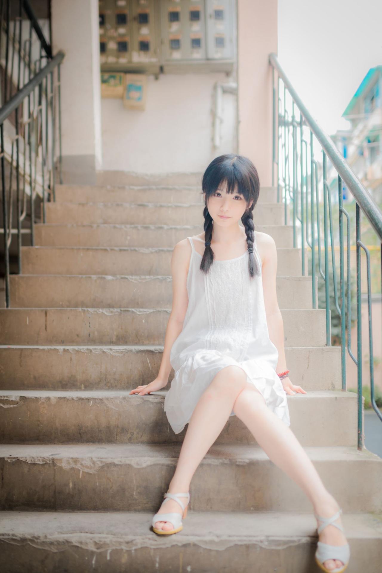佐流坐在台阶正面立幅照